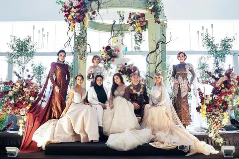 SESUAIKAN DIRI DENGAN TREND TERBARU: Fatimah Mohsin di pameran Royal Walimah Showcase yang diadakan di Hotel The Fullerton Bay, baru-baru ini. - Foto HMP STUDIO