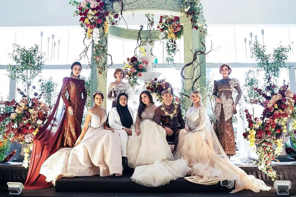 SESUAIKAN DIRI DENGAN TREND TERBARU: Fatimah Mohsin di pameran Royal Walimah Showcase yang diadakan di Hotel The Fullerton Bay, baru-baru ini. - Foto HMP STUDIO