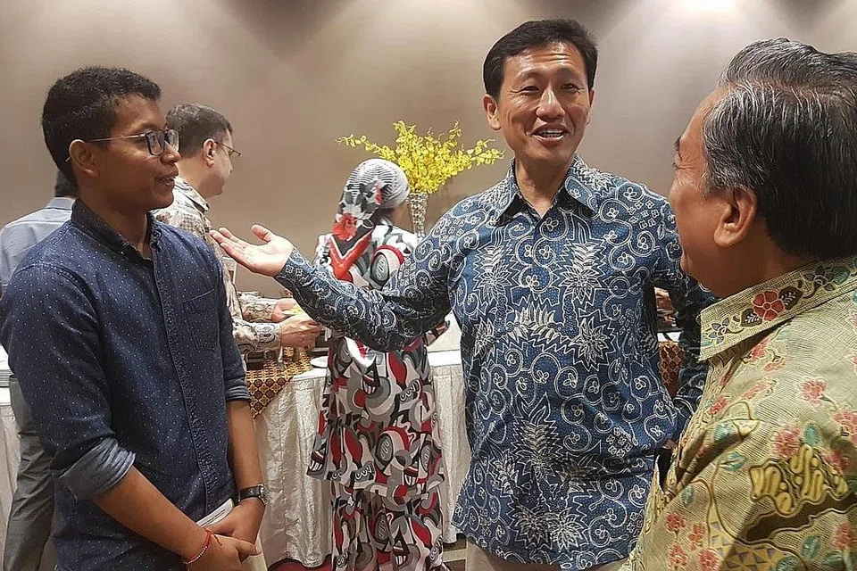 HARGAI SOKONGAN MASYARAKAT: (Dari kiri) Penerima dermasiswa LBKM, Encik Ahmad Musthofa Murdifi, bersama Menteri Pendidikan, Encik Ong Ye Kung, dan Presiden LBKM, Encik Suhaimi Salleh, beramah mesra selepas majlis penyampaian dermasiswa LBKM di Politeknik Singapura (SP) semalam. - Foto BH oleh NUR ADILAH MAHBOB