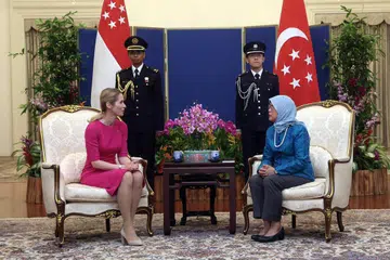 KUNJUNGAN HORMAT: Perdana Menteri Estonia, Cik Kaja Kallas (kiri), berinteraksi dengan Presiden Halimah Yacob di Istana.