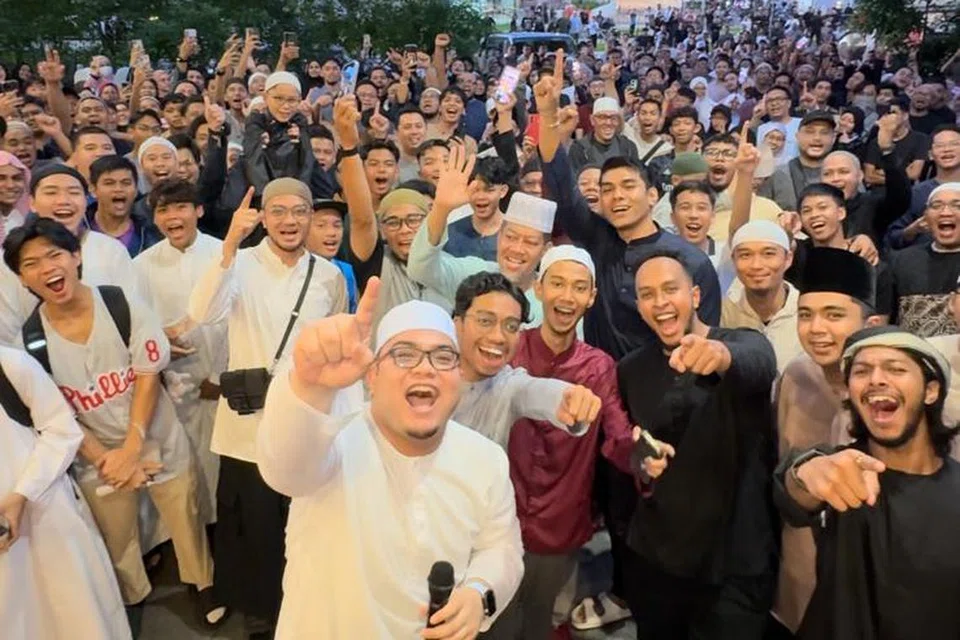 PANGGILAN SUBUH: Sekitar 3,500 jemaah menyertai acara ‘Geng Subuh Macam Jumaat’ di Masjid Yusof Ishak pada 6 Januari lalu. Idea menganjurkan acara tersebut diilhamkan daripada kempen ‘Geng Subuh Macam Jumaat’, yang dikelola selebriti Malaysia, Alif Satar, baru-baru ini.