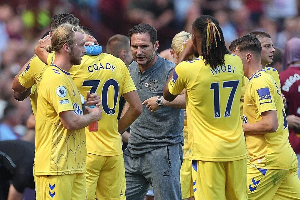 LALUAN SUKAR: Sejauh ini Everton yang dipimpin Frank Lampard (baju kelabu) telah tewas dalam dua perlawanan pembukaan EPL mereka. - Foto REUTERS