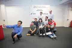 'SELFIE' BERAMAI-RAMAI: Encik Ong Ye Kung (kiri) 'berselfie' bersama sekumpulan atlit-para termasuk Diroy (paling kanan, barisan depan) yang menerima Biasiswa Sukan Para Haw Par kelmarin. Turut dalam gambar ialah Presiden SDCS, Encik Kevin Wong (kiri, barisan belakang) dan Encik Wee Ee Lim (di kiri Encik Wong). - Foto MICHAEL TAN / SDSC