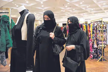 KAUM HAWA: Beberapa wanita Arab Saudi memeriksa koleksi baru di acara fesyen di butik pakaian kelas atas di bandar pelabuhan Laut Merah Jeddah . - Foto fail