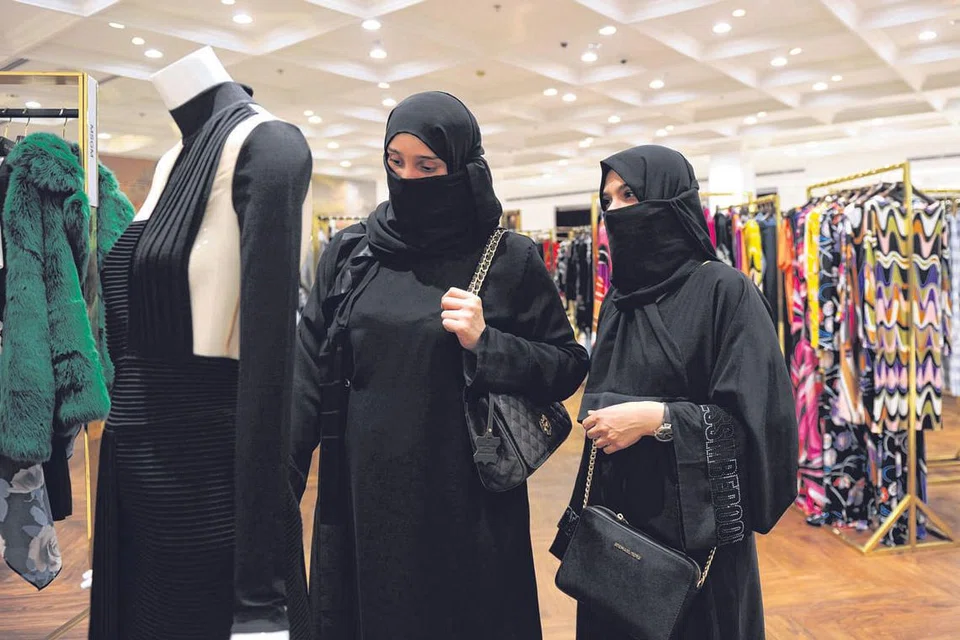 KAUM HAWA: Beberapa wanita Arab Saudi memeriksa koleksi baru di acara fesyen di butik pakaian kelas atas di bandar pelabuhan Laut Merah Jeddah . - Foto fail