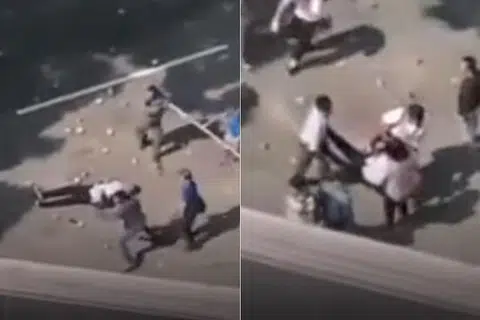 TUNJUK PERASAAN: Rakaman video kejadian itu menunjukkan dua kumpulan penunjuk perasaan melempar batu terhadap satu sama lain sehingga menyebabkan salah seorang lelaki yang terkena batu itu terjatuh.