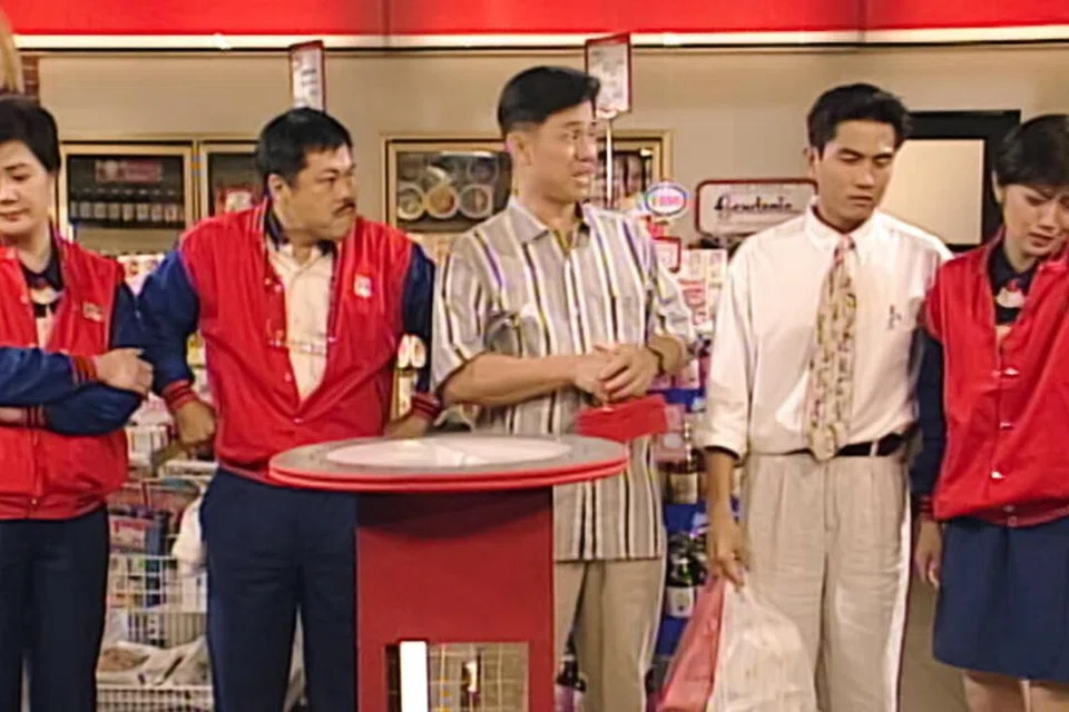 SET PENGGAMBARAN: Stesen pam minyak Esso di Tampines Avenue 7 digunakan sebagai set penggambaran siri komedi 90an bahasa Mandarin, “Don’t Worry Be Happy”.