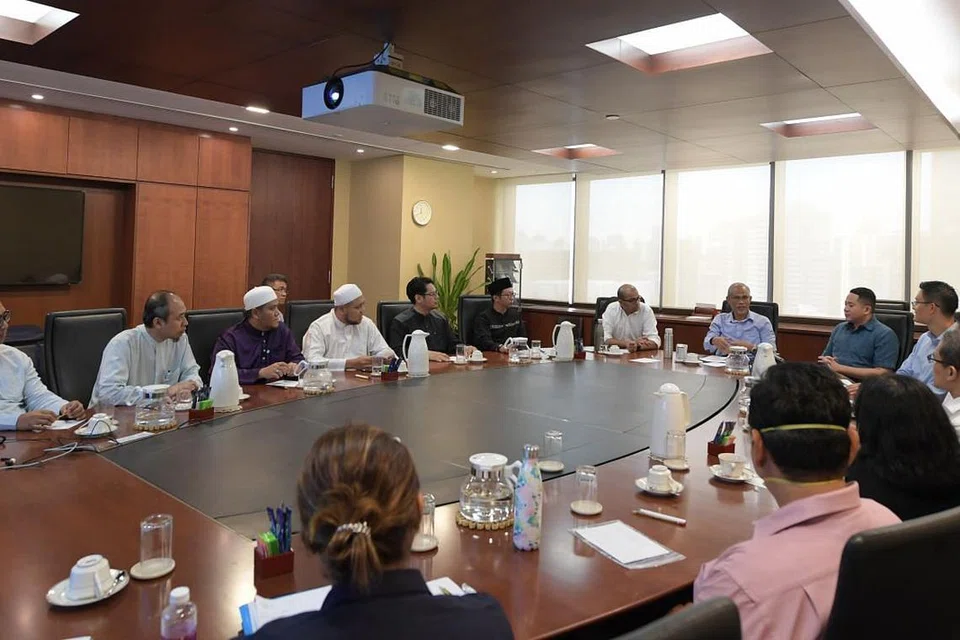 KUMPULAN KERJA MUIS: Dipengerusikan bersama (dari kiri) Dr Janil dan Encik Masagos Zulkifli, kumpulan kerja itu memberi bimbangan praktikal dan wajar dari sudut pandangan karyawan agama dan kesihatan bagi membendung penularan Covid-19. Encik Amrin turut menganggotai kumpulan kerja bersama Ketua Eksekutif Muis, Encik Esa Masood. (Gambar sisipan, atas) Ustaz Zahid Zin dan Dr Norhisham (bawah) antara karyawan yang menganggotai kumpulan kerja ini. - Foto-foto BH oleh ALPHONSUS CHERN