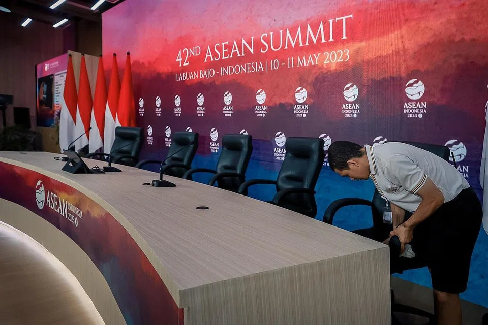 LOKASI SIDANG PUNCAK: Seorang pekerja membersihkan kawasan pentas sejurus sebelum satu sidang media bagi Sidang Puncak Asean ke-42 bermula di Hotel Bintang Flores, di Labuan Bajo. Presiden Indonesia, Encik Joko Widodo mengadakan sidang media di dewan itu pada hari kedua sidang puncak, melabuh tirai acara yang berjaya bagi Indonesia.