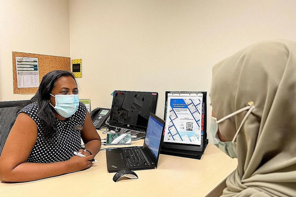JALANI PEMERIKSAAN AWAL: Profesor Madya Dr Deidre De Silva (kiri) menasihati orang ramai agar menjalani pemeriksaan kesihatan yang kerap bagi mengesan faktor berisiko senyap. - Foto-foto NNI