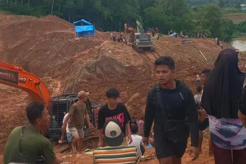Orang ramai dan pasukan penyelamat berkumpul di lokasi tanah runtuh berhampiran sebuah lombong emas haram di daerah Sijunjung, Sumatera Barat, Indonesia, yang mengorbankan sembilan pelombong pada Khamis. Pihak berkuasa menggunakan jentera berat bagi mencari mangsa yang tertimbus.