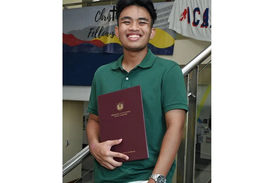 SERBA BOLEH: Walaupun menggalas pelbagai tanggungjawab ketika di maktab rendah, ia tidak menghalang Encik Muhammad Elyas Amir Suhardi daripada mencapai keputusan cemerlang bagi peperiksaan GCE peringkat 'A'. - Foto-foto BH oleh KHALID BABA