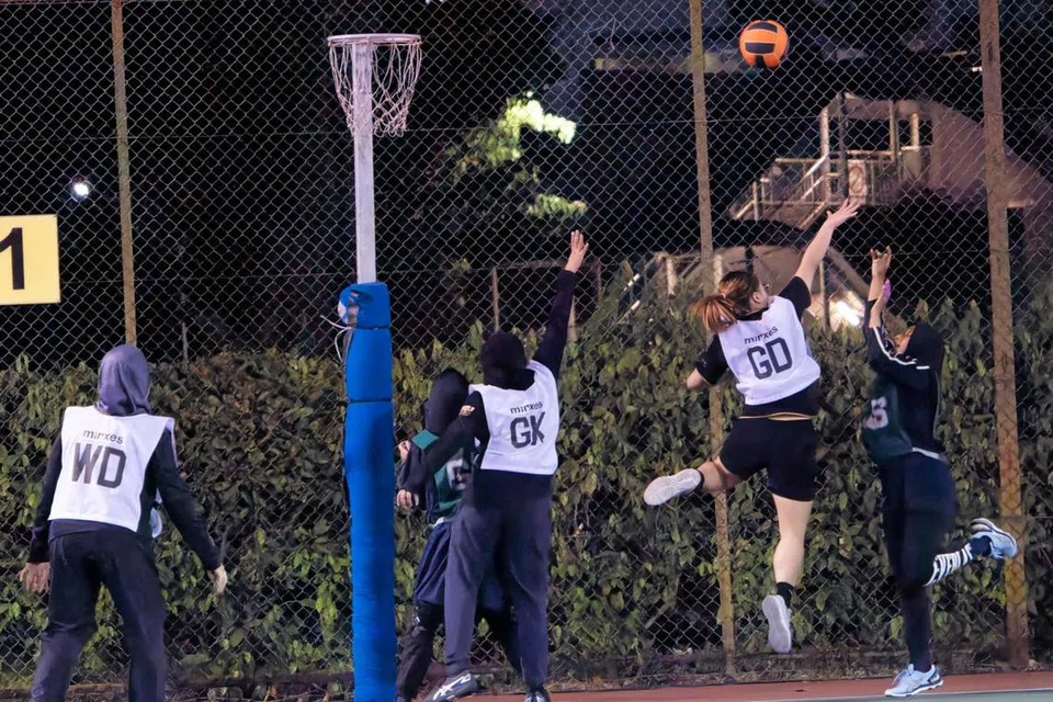 Cik Shahirah Arshad (kanan) bermain bola jaring bersama sekumpulan ibu setiap minggu. 