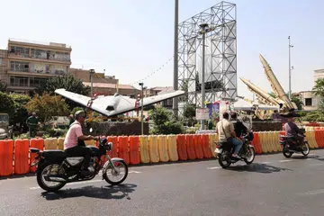 Penunggang skuter melalui kawasan pameran dron tentera di Dataran Baharestan, Tehran, Iran, pada 28 September 2026. Media pemerintah Iran melaporkan bahawa delegasi negara itu ke Perhimpunan Agung PBB tidak merancang mengadakan rundingan dengan Amerika Syarikat, meskipun Presiden Donald Trump menjangkakan rundingan lanjut bagi menamatkan perang tujuh bulan antara kedua-dua negara.