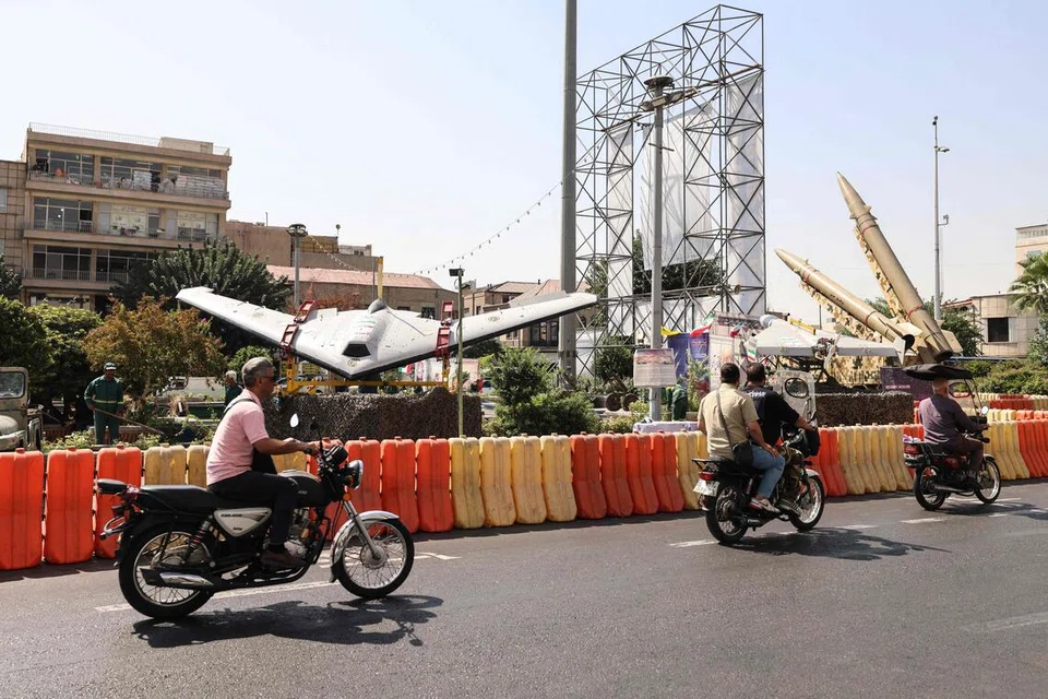 Penunggang skuter melalui kawasan pameran dron tentera di Dataran Baharestan, Tehran, Iran, pada 28 September 2026. Media pemerintah Iran melaporkan bahawa delegasi negara itu ke Perhimpunan Agung PBB tidak merancang mengadakan rundingan dengan Amerika Syarikat, meskipun Presiden Donald Trump menjangkakan rundingan lanjut bagi menamatkan perang tujuh bulan antara kedua-dua negara.