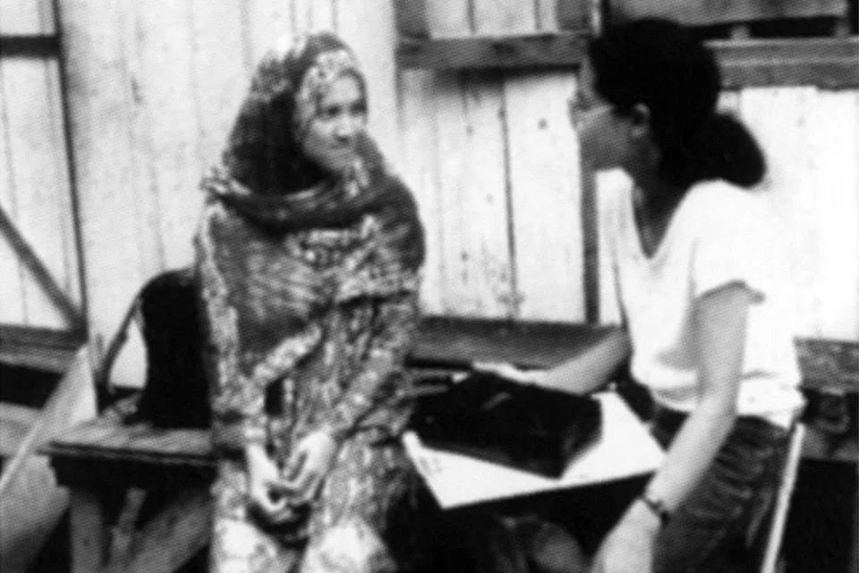 'TURUN PADANG' BUAT KAJIAN:Terlibat dalam Jawatankuasa Khas Mengenai Kerja Baik Pulih Masjid Petempatan Melayu Sembawang pada 2005 dan ketika mewawancara penduduk kampung bagi tugasan kursus ilmu alam mahasiswa NUS. - Foto ihsan HADIJAH RAHMAT