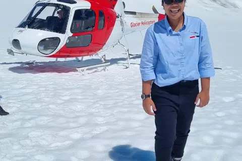 Cik Farishia Osman naik ke puncak menggunakan helikopter untuk menikmati salji.