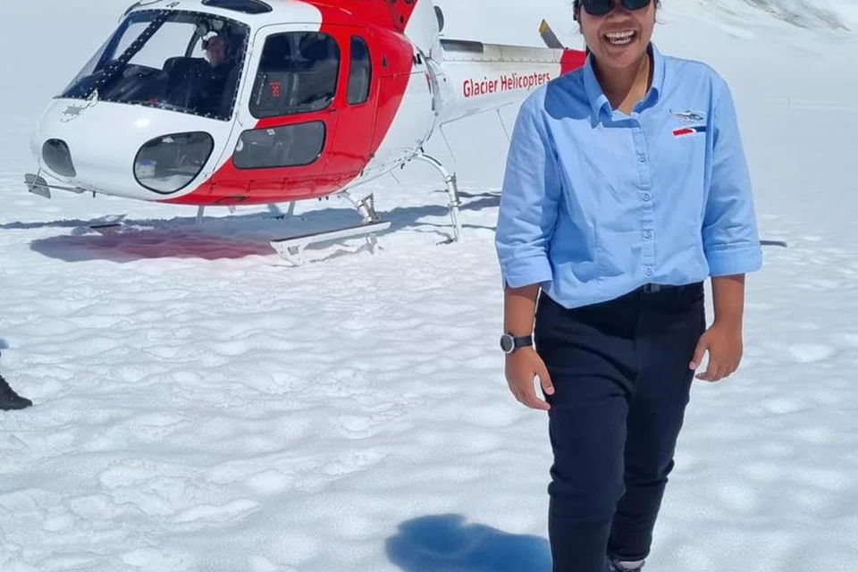 Cik Farishia Osman naik ke puncak menggunakan helikopter untuk menikmati salji.