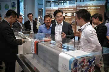 MELIHAT PAMERAN: Menteri Pembangunan Negara merangkap Menteri Kedua Kewangan, Encik Lawrence Wong (tengah) mendengar taklimat yang diberikan Timbalan Pengarah Kumpulan Laluan Thomson-East Coast dan Rentas Pulau, Encik Henry Foo (kanan) semasa kunjungan ke pameran terkini yang diadakan Penguasa Pembangunan Semula Bandar (URA), 'Bawah Tanah: Pembangunan Singapura Selanjutnya' di URA Centre semalam. - Foto BH oleh KUA CHEE SIONG