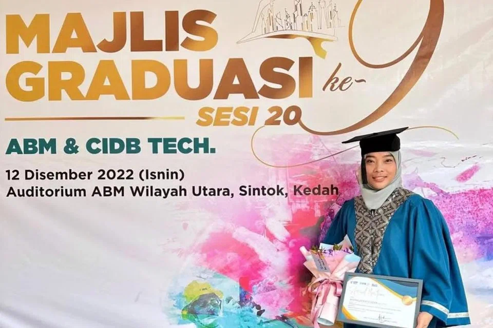 Cik Normalia Sidek yang mendapat jolokan sebagai wanita besi Malaysia pada hari graduasi Pendidikan dan Latihan Teknikal dan Vokasional (TVET) dalam bidang kejuruteraan akses tali.