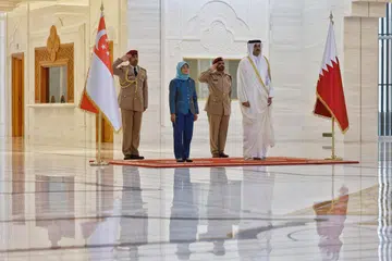 DISAMBUT DI ISTANA QATAR: Kehadiran Presiden Halimah Yacob (dua dari kiri) disambut oleh Amir Qatar, Sheikh Tamim Hamad Al Thani, di Amiri Diwan pada Rabu semasa lawatan rasminya ke Qatar.