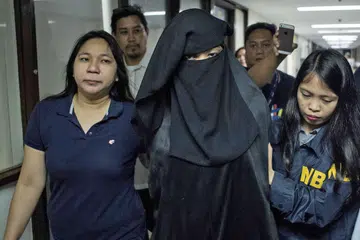 DITANGKAP: Tuduhan memberontak disediakan ke atas Karen Aizha Hamidon berhubung 296 pos media sosial yang dikaitkan dengannya dan usahanya mahu merekrut pejuang ISIS. - Foto AFP