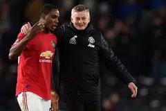 WAJAH BAHAGIA: Pengurus kelab Manchester United asal Norway, Ole Gunnar Solskjaer (kanan) bercakap dengan pemain penyerang pasukannya, Odion Ighalo, di akhir perlawanan pusingan kelima kejohanan Piala FA di mana Red Devils mengalahkan Derby County 0-3 di Stadium Pride Park di Derby, tengah England, kelmarin. - Foto AFP