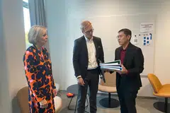 BELAJAR DARI FINLAND: Menteri di Pejabat Perdana Menteri, yang juga Menteri Kedua (Ehwal Luar merangkap Pendidikan), Dr Mohamad Maliki Osman (kanan), berbincang bersama Pengetua Kolej Vokasional Live, Encik Antti Aavikko (tengah), dan Ketua Pegawai Eksekutif Kolej Vokasional Live, Cik Marja Pajulathi tentang bagaimana sekolah itu memperkasa pelajar berkeperluan khas dengan kemahiran.