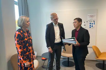 BELAJAR DARI FINLAND: Menteri di Pejabat Perdana Menteri, yang juga Menteri Kedua (Ehwal Luar merangkap Pendidikan), Dr Mohamad Maliki Osman (kanan), berbincang bersama Pengetua Kolej Vokasional Live, Encik Antti Aavikko (tengah), dan Ketua Pegawai Eksekutif Kolej Vokasional Live, Cik Marja Pajulathi tentang bagaimana sekolah itu memperkasa pelajar berkeperluan khas dengan kemahiran.
