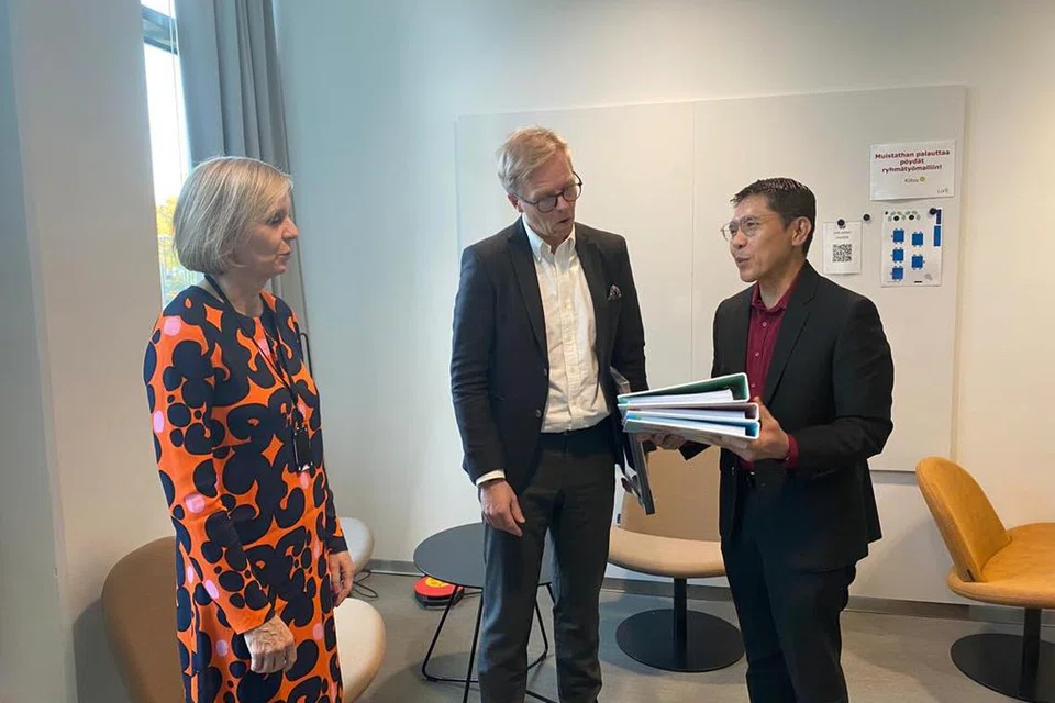 BELAJAR DARI FINLAND: Menteri di Pejabat Perdana Menteri, yang juga Menteri Kedua (Ehwal Luar merangkap Pendidikan), Dr Mohamad Maliki Osman (kanan), berbincang bersama Pengetua Kolej Vokasional Live, Encik Antti Aavikko (tengah), dan Ketua Pegawai Eksekutif Kolej Vokasional Live, Cik Marja Pajulathi tentang bagaimana sekolah itu memperkasa pelajar berkeperluan khas dengan kemahiran.
