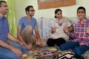 PASRAH DENGAN PENYAKIT: Irfaan Baji (kanan) yang mendapat sokongan kuat (dari kiri), bapanya, Encik Asif Baji; abangnya, Encik Ashraf Baji; dan ibunya, Cik Tasneem, kini reda dengan keadaannya meskipun penyakit Crohn's membuat kakinya mudah lemah dan sakit. - Foto TAUFIK A. KADER