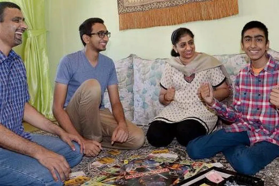 PASRAH DENGAN PENYAKIT: Irfaan Baji (kanan) yang mendapat sokongan kuat (dari kiri), bapanya, Encik Asif Baji; abangnya, Encik Ashraf Baji; dan ibunya, Cik Tasneem, kini reda dengan keadaannya meskipun penyakit Crohn's membuat kakinya mudah lemah dan sakit. - Foto TAUFIK A. KADER