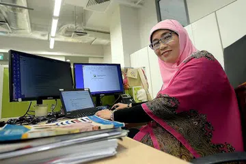 SENTIASA TINGKAT KEMAHIRAN: Cik Siti Hawa percaya kemahiran yang meluas akan membantunya menjadi pekerja lebih baik selain melindunginya apabila kejadian tidak diinginkan menimpa, termasuk apabila dibuang kerja. - Foto ZAINAL YAHYA