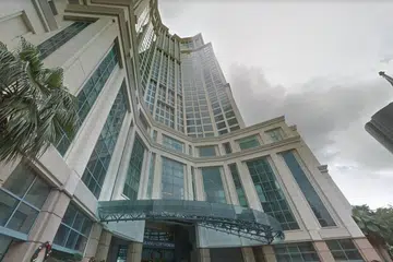 DITEMUI MENINGGAL DUNIA: Seorang lelaki ditemui dalam keadaan tidak bergerak dan disahkan meninggal dunia oleh paramedik di hotel Grand Copthorne Waterfront.