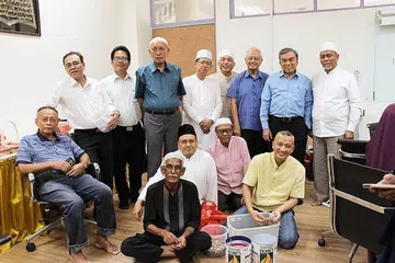 KUMPUL DANA: Relawan mengumpul dana sewaktu Solat Jumaat bagi mengisi tabung bagi LBKM. - Foto LBKM
