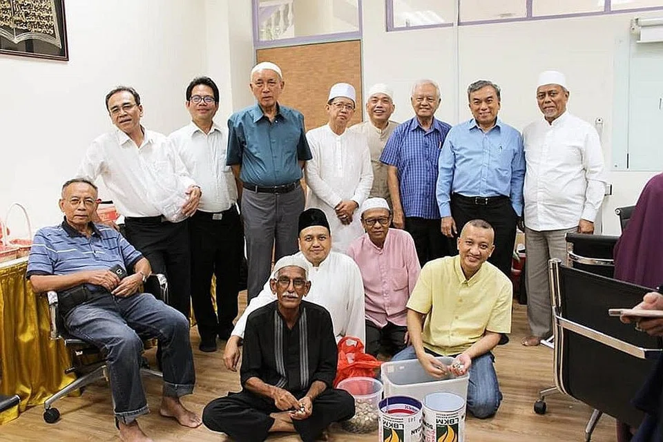 KUMPUL DANA: Relawan mengumpul dana sewaktu Solat Jumaat bagi mengisi tabung bagi LBKM. - Foto LBKM