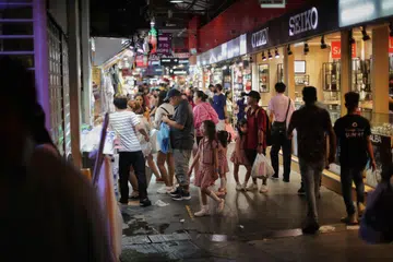 JUALAN RUNCIT NAIK: Anggaran jumlah nilai jualan runcit pada April ialah $3.9 bilion, dengan jualan dalam talian menyumbang 12 peratus.