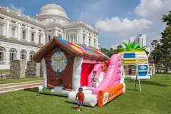 BERSERONOK DI MUZIUM: Kanak-kanak boleh bermain Bouncy Castle di luar Muzium Negara Singapura semasa cuti sekolah Jun ini. - Foto MUZIUM NEGARA