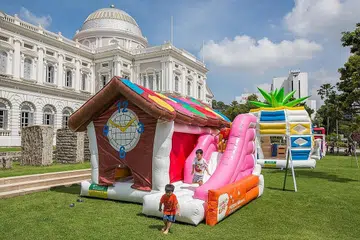 BERSERONOK DI MUZIUM: Kanak-kanak boleh bermain Bouncy Castle di luar Muzium Negara Singapura semasa cuti sekolah Jun ini. - Foto MUZIUM NEGARA