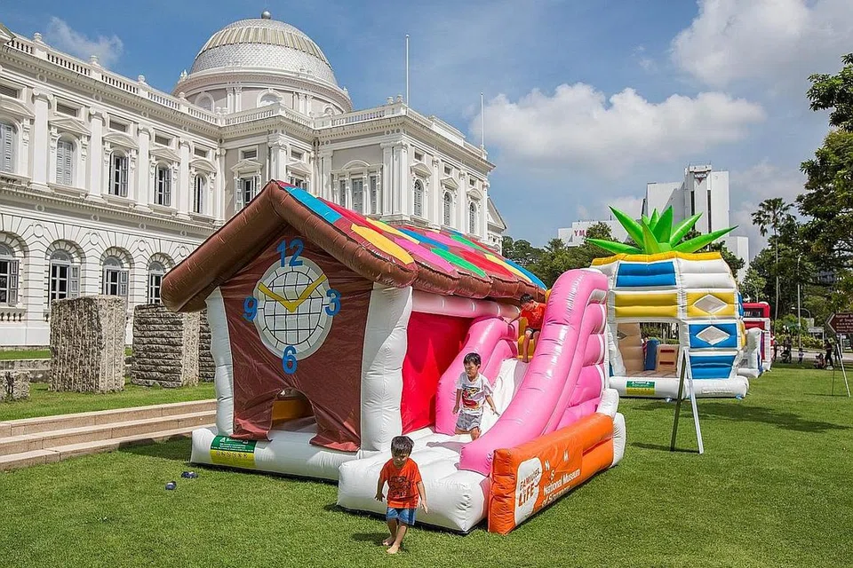 BERSERONOK DI MUZIUM: Kanak-kanak boleh bermain Bouncy Castle di luar Muzium Negara Singapura semasa cuti sekolah Jun ini. - Foto MUZIUM NEGARA