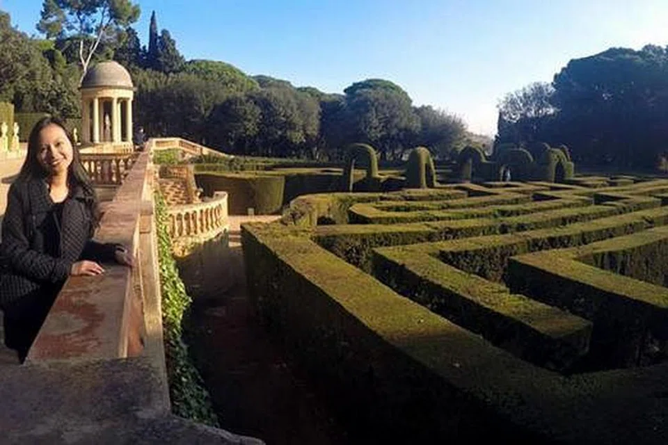 PARC DE LABIRINT D'HORTA: Penulis akhirnya mampu tersenyum lega setelah berjaya keluar dari 'maze' bersama kawan-kawannya. 