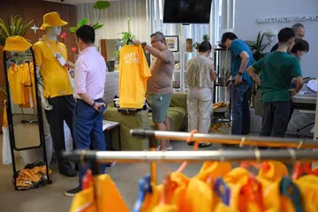 Orang ramai membeli barangan cenderahati seperti kemeja-T di Pusat Katolik pada 4 September, menjelang lawatan Paus Francis ke Singapura. 