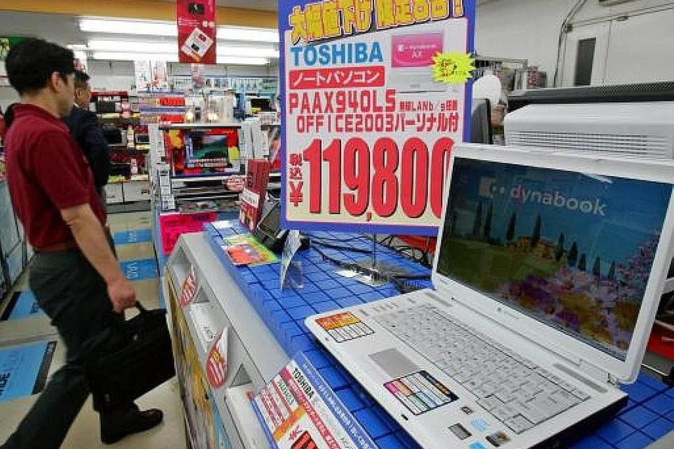 TINGGAL SEJARAH: Pada 2011 Toshiba menjual lebih 17 juta komputer peribadi (PC), tetapi pada 2017 jumlah itu merosot kepada 1.9 juta. Kini, ia tiada kaitan dengan pembuatan PC mahupun komputer riba. - Foto fail