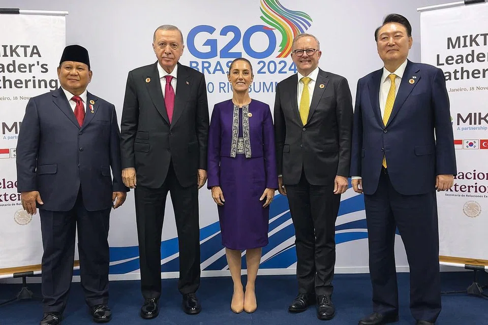 (Dari kiri) Presiden Indonesia, Encik Prabowo Subianto, bersama Presiden Turkey, Encik Recep Tayyip Erdoğan; Presiden Mexico, Cik Claudia Sheinbaum; Perdana Menteri Australia, Encik Anthony Albanese, dan Presiden Korea Selatan, Encik Yoon Suk Yeol bergambar semasa mesyuarat kumpulan Mikta di Rio de Janeiro, Brazil, pada 18 November. Mikta terdiri daripada awalan bagi negara Mexico, Indonesia, Korea, Turkey dan Australia.