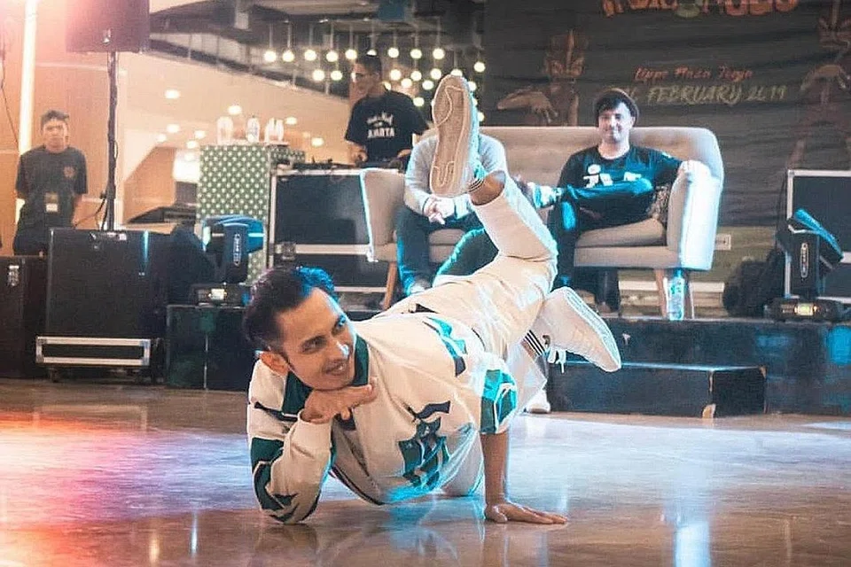TERUS PERJUANGKAN: Encik Ahmad Syafiq yang masih giat dalam seni tari breakdancing atau dalam istilah hip-hop, breaking, berkata dengan kemasukan breaking dalam Sukan Olimpik, ia memberi satu sinar harapan baru kepada penggemar sepertinya. Gambar diambil dua tahun lalu semasa satu pertandingan di Jogjakarta.- Foto ihsan AHMAD SYAFIQ ROSLAN