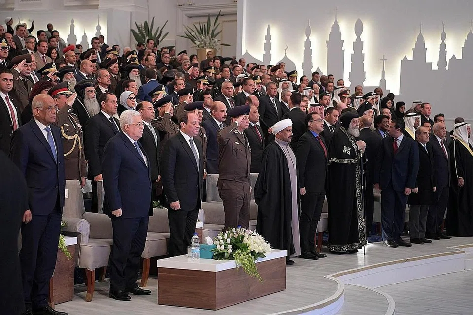 PAPAR TOLERANSI: Presiden Palestin Mahmud Abbas (dua dari kiri, barisan depan) dan Presiden Mesir Abdel Fattah El-Sisi (tiga dari kiri) yang menghadiri majlis perasmian Masjid Al- Simea Al-Alim dan perasmian Katedral Nativity, bersama para tetamu termasuk pemimpin kedua-dua agama Islam dan Krisitian, di Ibu Kota Pentadbiran Baru Mesir, 45 kilometer di timur Kahirah. - Foto AFP
