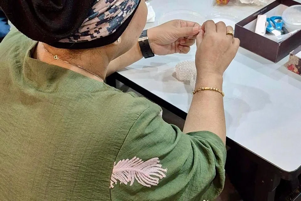 Memastikan dirinya sihat dan aktif merupakan sebahagian daripada perancangan persaraan Cik Shaedah Dawood (di dalam gambar) yang telah menjadi anggota Pusat Penuaan Aktif NTUC Berhad (Pasir Ris Central) apabila mencecah usia 60 tahun.