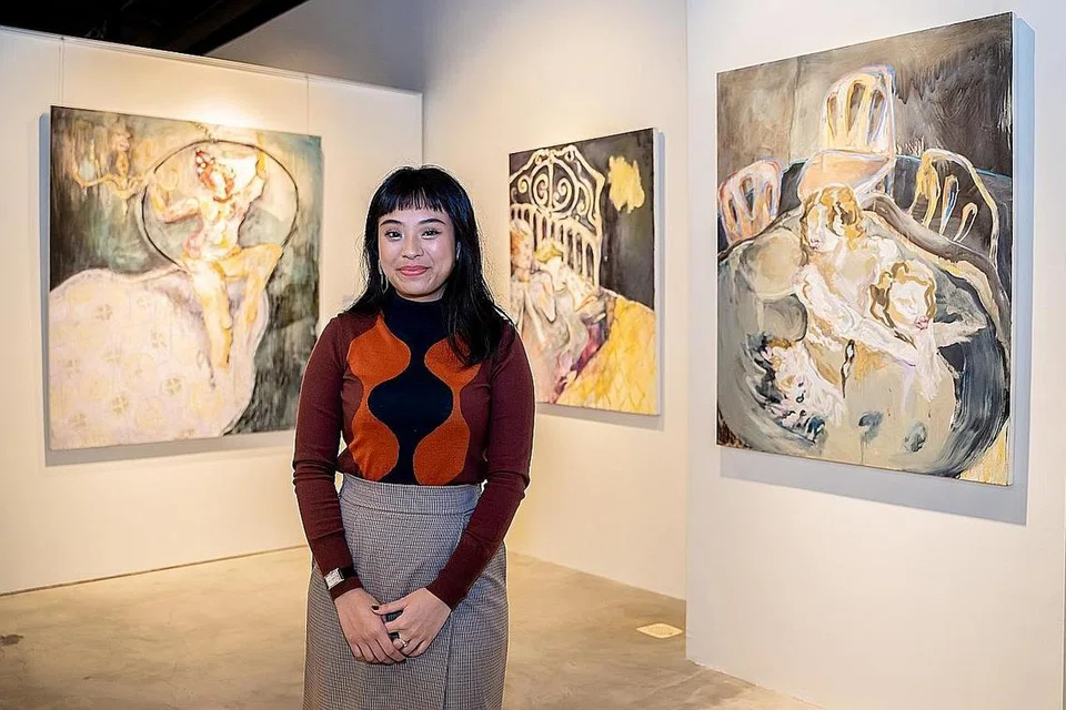 LUKISAN IBARAT CATATAN DIARI: Cik Aisha Rosli yang melukis berdasarkan pengamatan keadaan sekeliling dan emosinya dalam sesuatu masa teruja dipilih bagi program bimbingan 'c/discoveries' kendalian balai seni era baru, Cuturi Gallery. - Foto BH oleh NUR DIYANA TAHA