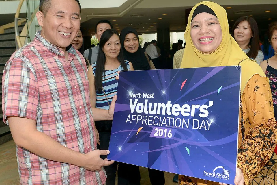 RAIH ANUGERAH BERKAT USAHA SUKARELA: Cik Norhanim diiktiraf dengan Anugerah Juara Hidup Sihat North West berkat usaha kesukarelawanannya pada Hari Penghargaan Sukarelawan North West yang dihadiri Encik Amrin Amin. 