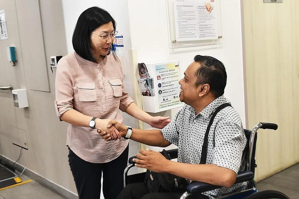LANCAR PUSAT DIALISIS BARU: Anggota Parlimen (AP) GRC East Coast, Cik Cheryl Chan Wei Ling (kiri) berinteraksi dengan salah seorang pesakit dialisis, Encik Mohamed Hiswady, pada pembukaan rasmi pusat dialisis baru NKF di Bedok North Avenue 4. - Foto NKF